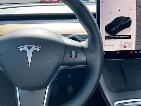 Used 2022 Tesla Model Y Long Range AWD/4WD image 23