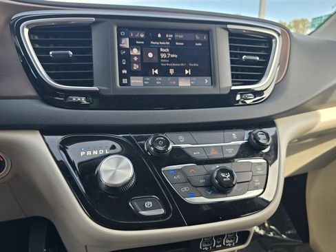 Used 2023 Chrysler Voyager LX FWD image 25