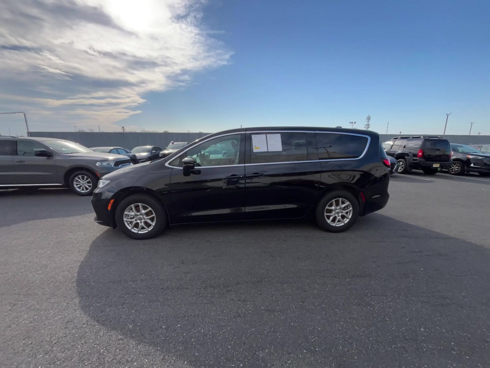 Used 2025 Chrysler Pacifica Select FWD image 8