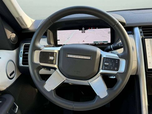 Used 2025 Land Rover Discovery S image 34