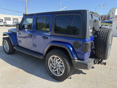 Used 2018 Jeep Wrangler Unlimited Sahara AWD/4WD image 5
