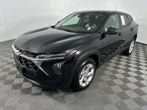 Used 2024 Chevrolet Trax LS w/ LS Convenience Package FWD image 6