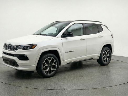 Used 2025 Jeep Compass Limited AWD/4WD image 3