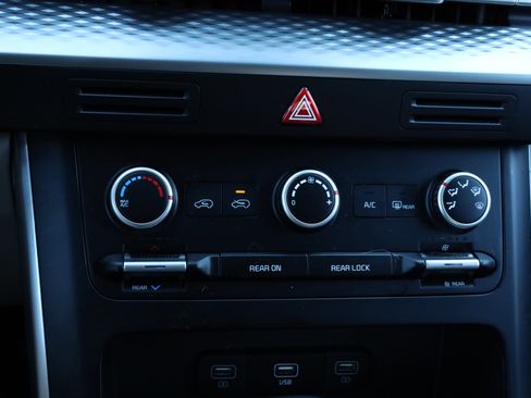 Used 2024 Kia Carnival LX image 8