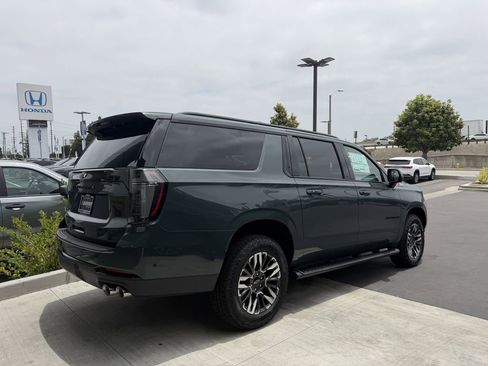 New 2026 Chevrolet Suburban Z71 w/ Comfort Package AWD/4WD image 4