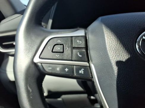 Used 2024 Toyota Highlander LE FWD image 16