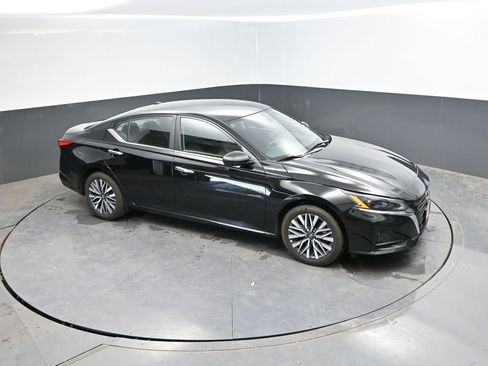 Used 2025 Nissan Altima 2.5 SV FWD image 23