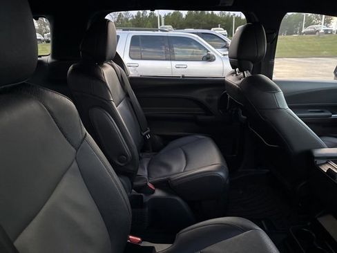 Used 2025 Toyota Sienna Limited image 19