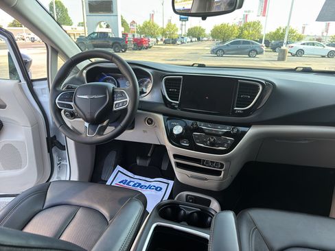 Used 2024 Chrysler Pacifica Touring-L FWD image 12