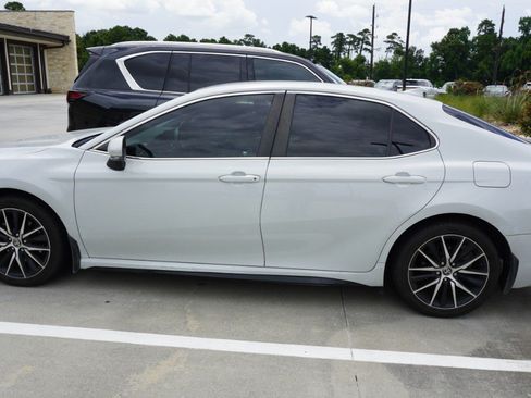 Used 2022 Toyota Camry SE FWD image 4