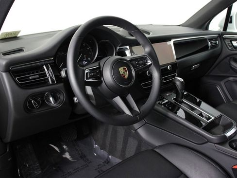 Used 2025 Porsche Macan image 4
