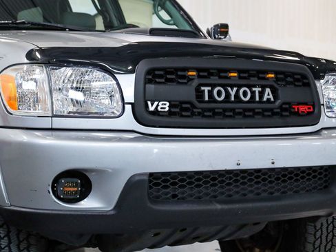 Used 2002 Toyota Sequoia SR5 w/ Alloy Wheel Pkg AWD/4WD image 10