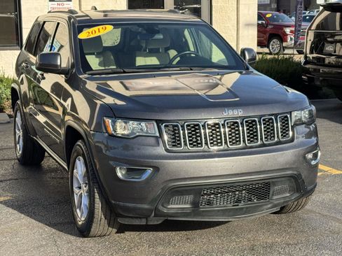 Used 2019 Jeep Grand Cherokee Laredo image 4