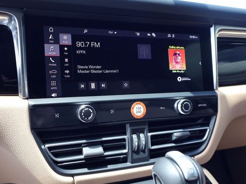 Certified 2025 Porsche Macan AWD/4WD image 17