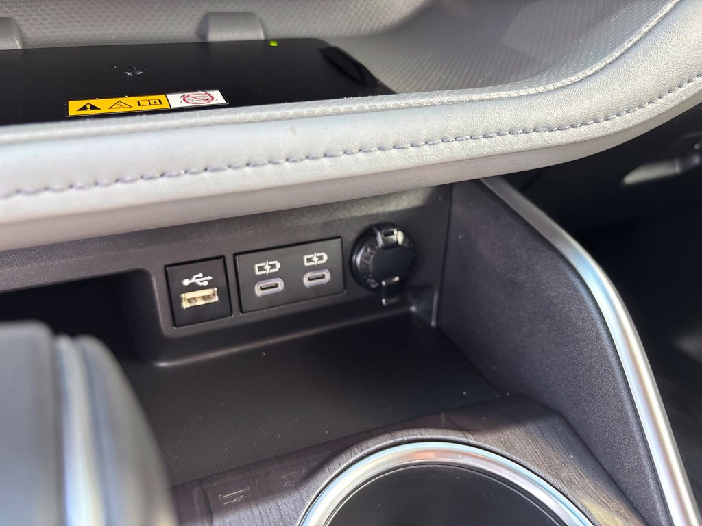 Used 2024 Toyota Highlander Platinum AWD/4WD image 25
