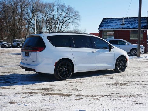 Used 2024 Chrysler Pacifica Limited w/ Uconnect Theater Family Group image 3