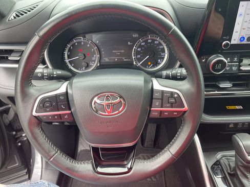 Used 2023 Toyota Highlander XSE FWD image 7
