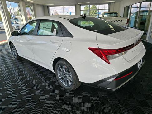 New 2026 Hyundai Elantra Hybrid FWD image 5