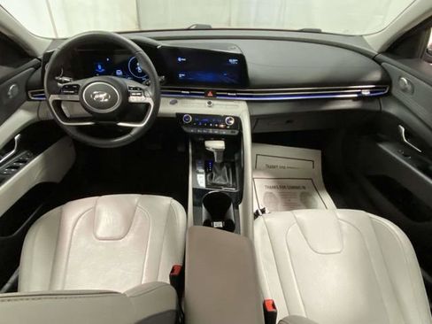 Used 2022 Hyundai Elantra Limited image 9