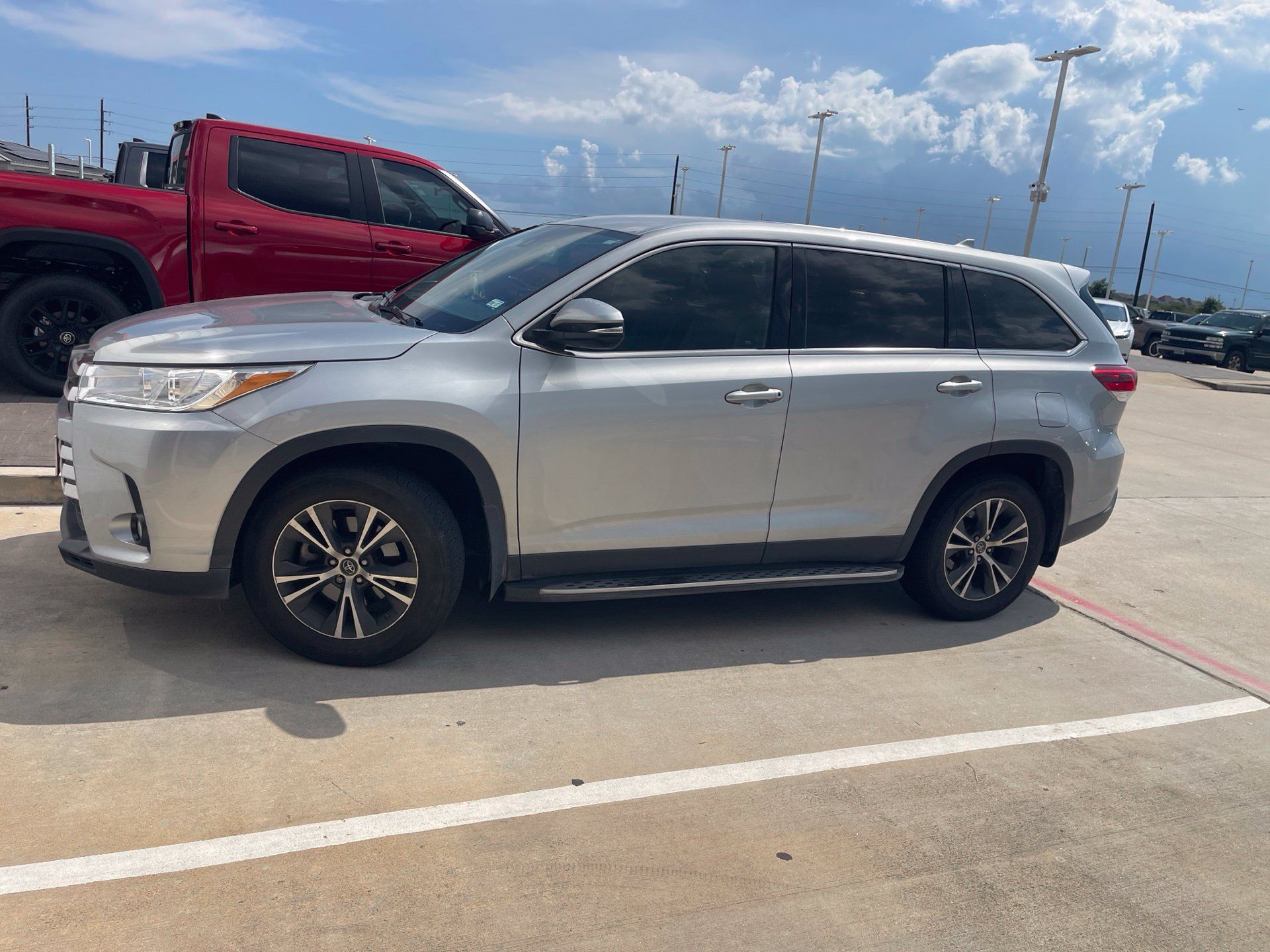 Used 2019 Toyota Highlander Plus FWD image 4