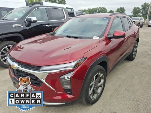 Used 2024 Chevrolet Trax LT w/ Sunroof Package FWD image 1