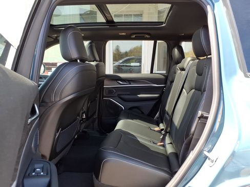 New 2026 Jeep Grand Cherokee Limited w/ Limited Altitude Package AWD/4WD image 7
