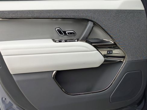 Certified 2025 Land Rover Range Rover Sport SE image 12