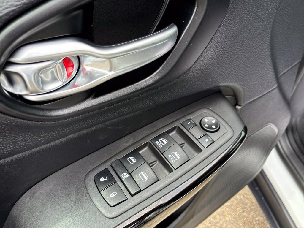 Used 2023 Jeep Cherokee Altitude Lux w/ Mopar Interior Package AWD/4WD image 17