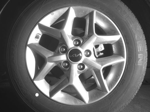 Used 2025 Kia Soul LX w/ LX Technology Package FWD image 14