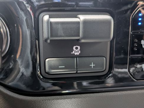 Used 2025 GMC Sierra 2500 SLT w/ SLT Premium Package image 21