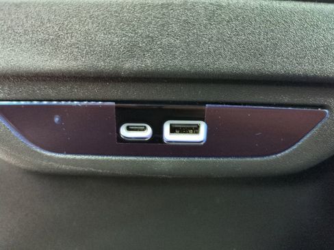 Used 2025 Chrysler Pacifica Limited image 17