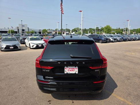 Used 2022 Volvo XC60 B5 Momentum image 4