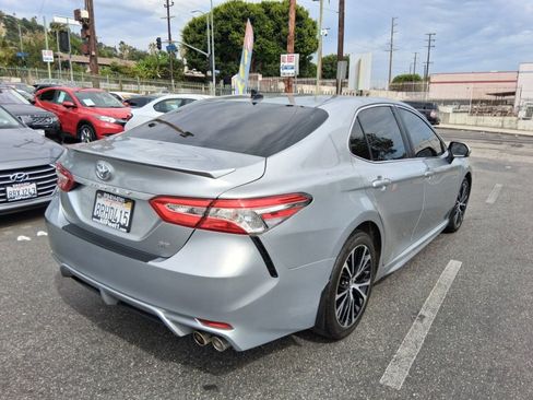 Used 2020 Toyota Camry SE FWD image 6