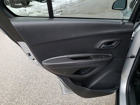 Used 2020 Chevrolet Trax LT w/ LT Convenience Package image 12