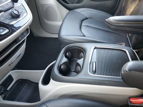 Used 2024 Chrysler Pacifica Touring-L image 34