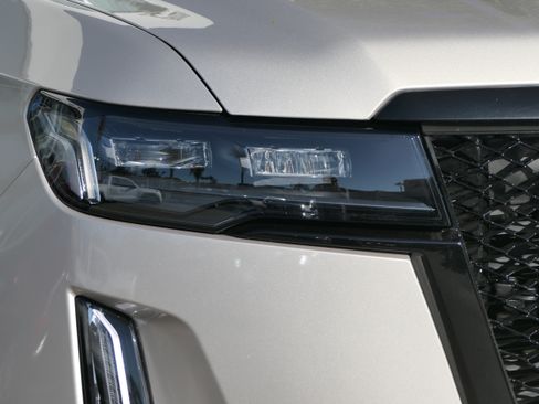 Certified 2022 Cadillac Escalade ESV Sport w/ Touring Package AWD/4WD image 9