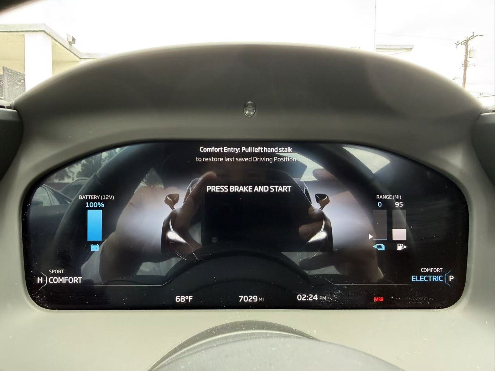 Used 2023 McLaren Artura RWD image 9