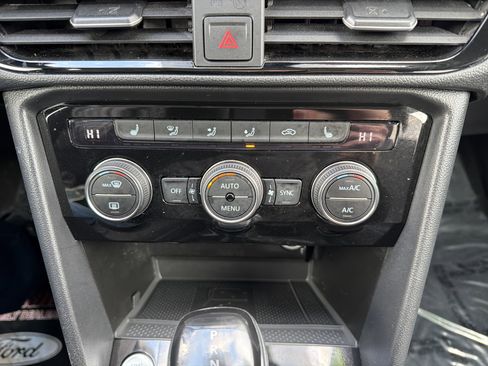 Used 2024 Volkswagen Taos SE image 28