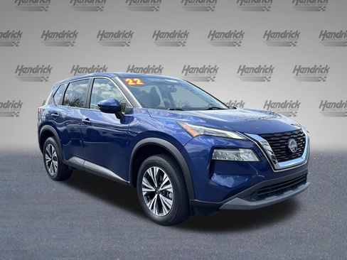 Used 2022 Nissan Rogue SV image 2