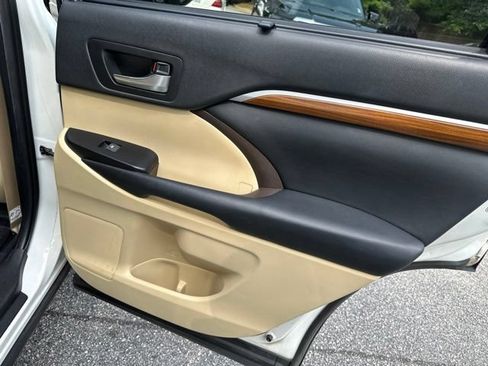Used 2019 Toyota Highlander Limited FWD image 17