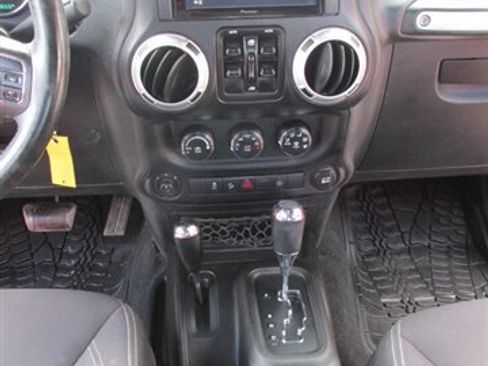 Used 2015 Jeep Wrangler Unlimited Sahara w/ Connectivity Group AWD/4WD image 20