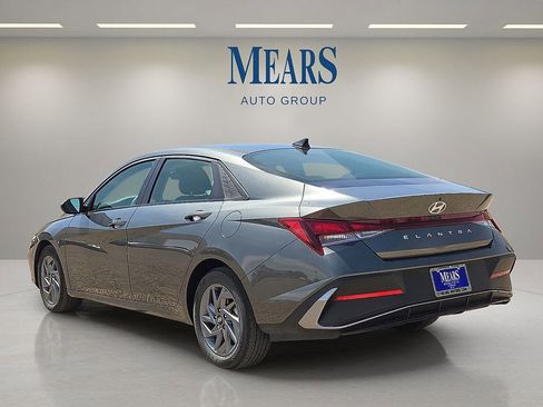 Used 2024 Hyundai Elantra SEL image 3