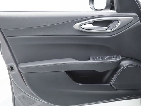 Used 2025 Alfa Romeo Giulia w/ Driving Assist Package image 18