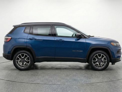 Used 2025 Jeep Compass Trailhawk AWD/4WD image 11