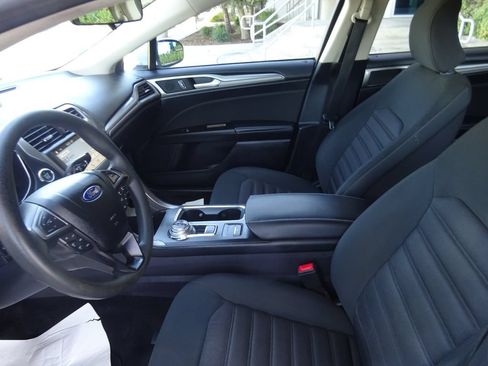 Used 2017 Ford Fusion SE w/ Fusion SE Technology Package FWD image 13