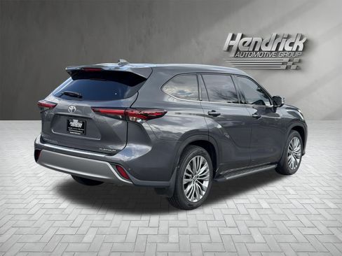 Used 2024 Toyota Highlander Platinum FWD image 10