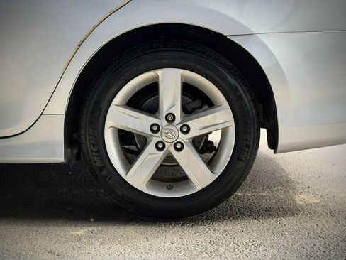 Used 2014 Toyota Camry SE w/ Moonroof Package FWD image 24