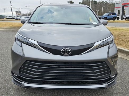 New 2026 Toyota Sienna XLE image 2