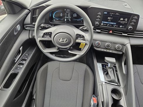 New 2025 Hyundai Elantra SE image 25
