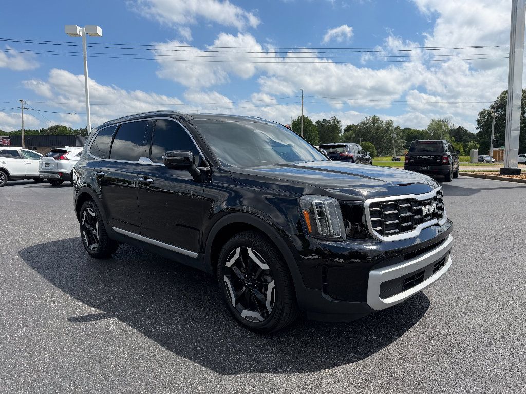 Used 2024 Kia Telluride S w/ S Sunroof Package FWD image 2